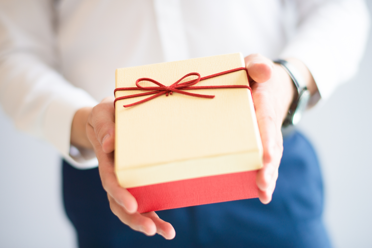 business-owner-working-with-boxes (2)
